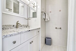 Shower, hair dryer, towels, soap - Poolside Villa, Walk to Beach - Coligny Hotspots Close (Hilton Head Island)
