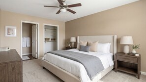 Een strijkplank/strijkijzer, wifi, beddengoed