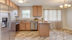 Een microgolfoven, een oven, een kookplaat, een vaatwasser