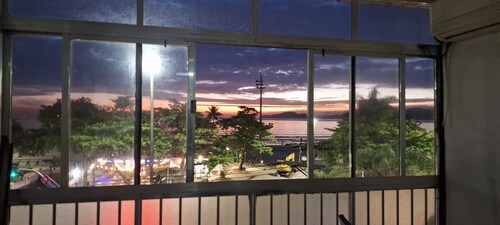 Apartment facing the sea in Santos-SP, 2 bedrooms, 8 beds, full air conditioning.