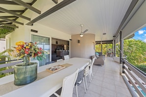 Outdoor dining - Beautiful Oceanview Home with private pool, In walking distance from Mambo Beach (Willemstad)