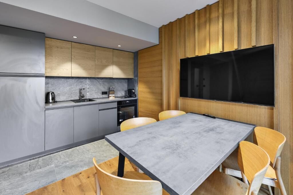 Apartamento, sacada, vista para a cidade | Opções para refeição