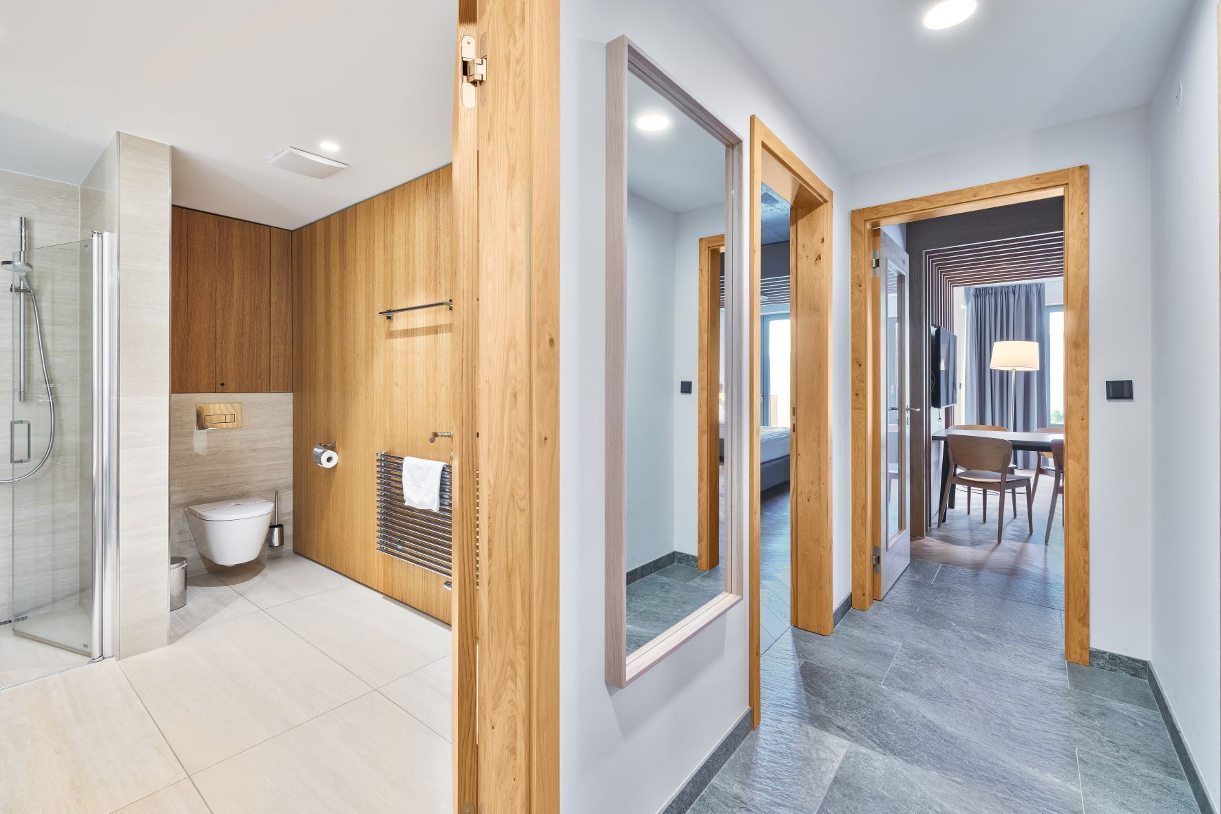 Chuveiro, produtos de toalete grátis, secador de cabelo 