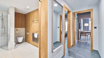 Chuveiro, produtos de toalete grátis, secador de cabelo