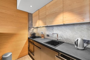 公寓, 陽台, 山景 | 私人廚房 | 電冰箱、微波爐、烤箱、爐台