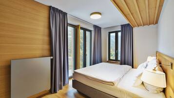 In-room safe, desk, soundproofing, free WiFi