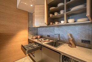 Refrigerador, microondas, horno, placa de cocina