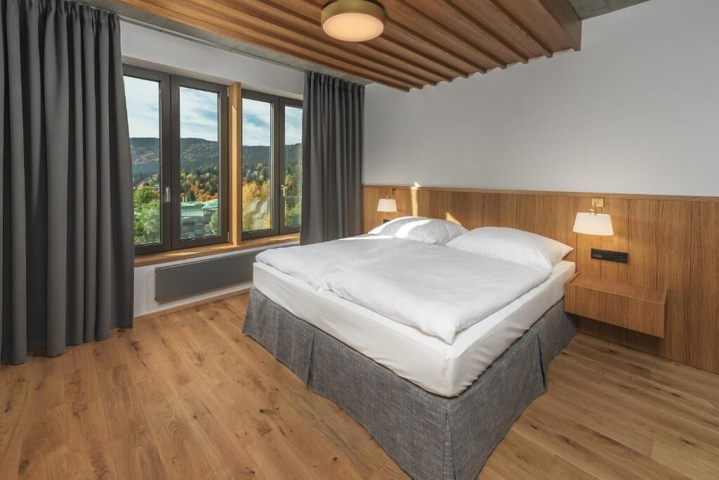 Appartement, balkon, uitzicht op bergen | Een kluis op de kamer, een bureau, geluiddichte muren, gratis wifi