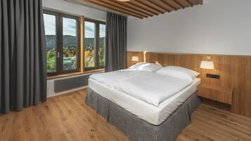 Appartement, balkon, uitzicht op bergen | Een kluis op de kamer, een bureau, geluiddichte muren, gratis wifi