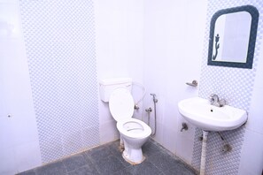 Shower, towels, soap, shampoo - Hotel Pavitri | 5 Min Walk Kashi Vishwanath (Varanasi)