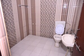 Habitación familiar | Baño | Ducha, toallas, jabón y champú