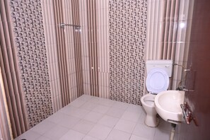 Familiekamer | Badkamer | Een douche, handdoeken, zeep, shampoo