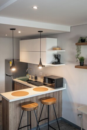 Microwave, coffee/tea maker, cookware/dishes/utensils, lobster pot - Duplex Loft w/ Pool, Sauna + Parking - BAQ (Barranquilla)
