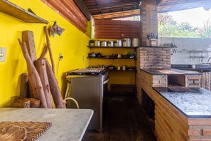 Refrigerador, microondas, horno y utensilios de cocina 