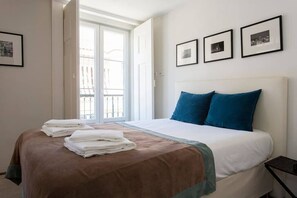 4 bedrooms, iron/ironing board, free WiFi - Correiros Duplex Deluxe Apartment (Lisbon)