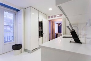 Cookware/dishes/utensils - Correiros Duplex Deluxe Apartment (Lisbon)