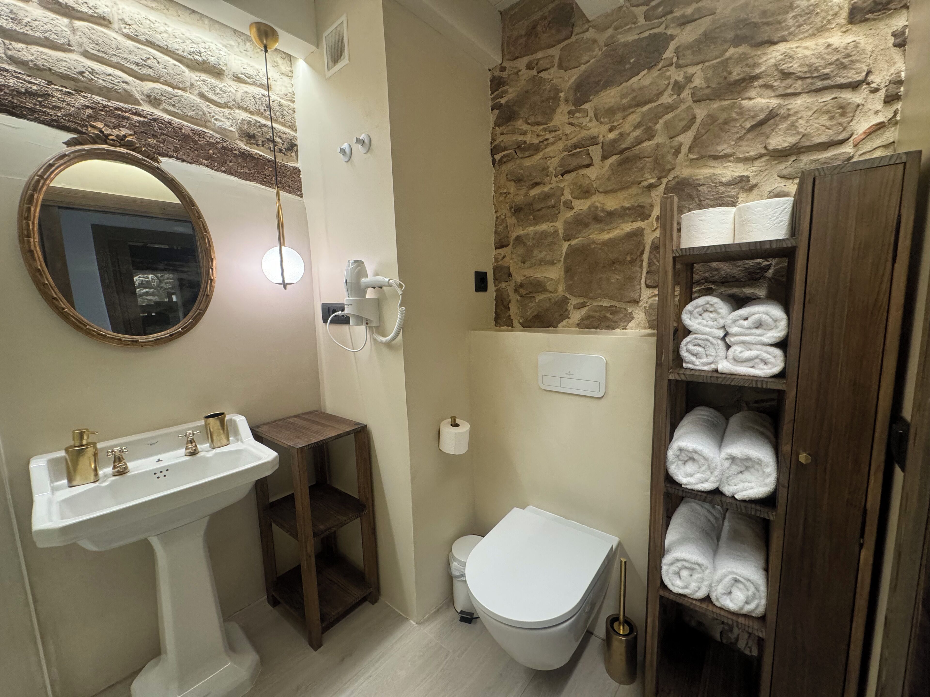 Sèche-cheveux, serviettes fournies, savon, papier toilette