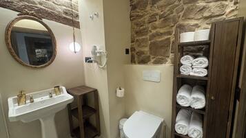 SĂšche-cheveux, serviettes fournies, savon, papier toilette