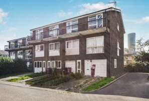 Exterior - Double bedroom with ensuite 1 stop to Excel and O2 (London)