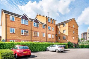 Exterior - Whole flat in London near transport with free parking (London)