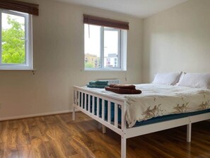 1 bedroom, iron/ironing board, WiFi, bed sheets - Whole flat in London near transport with free parking (London)