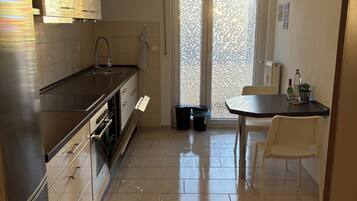 Mikrowelle, Ofen, Herdplatte, Geschirrspüler