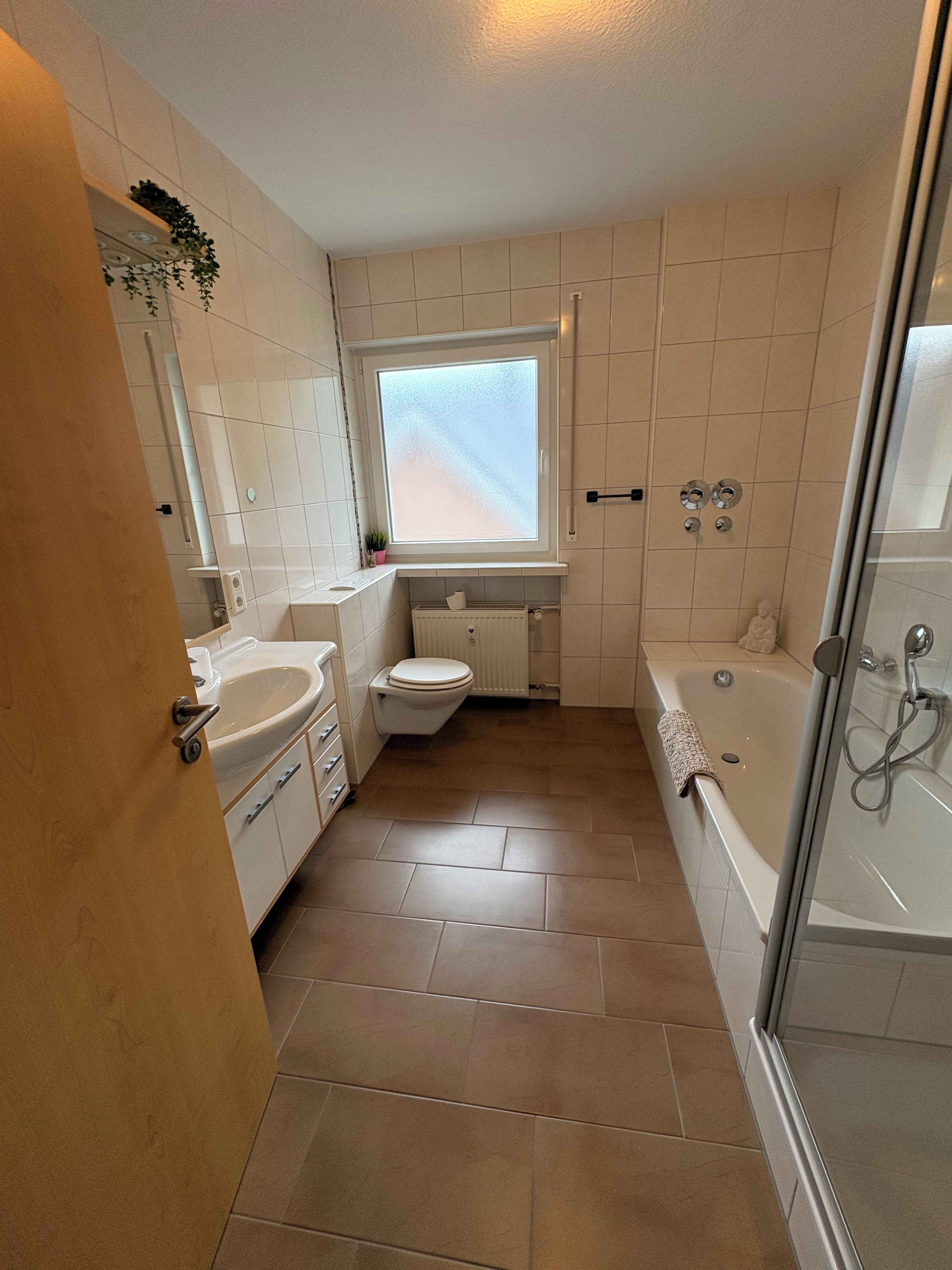 Un baño moderno con bañera, inodoro y lavamanos.