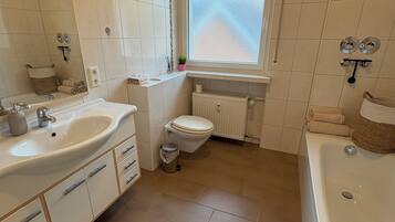 Haartrockner, Handtücher, Toilettenpapier
