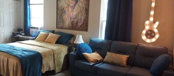 Beautifully designed Nashville retreat centrally located with chick decor'