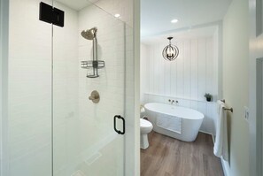Hair dryer, towels, soap, shampoo - Waterfront with amazing view and hot tub (Cortland)