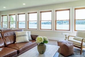 TV - Waterfront with amazing view and hot tub (Cortland)