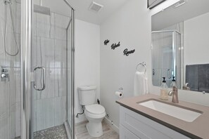 Hair dryer, towels, soap, toilet paper - Cozy One Bedroom Oldtown EV Charger Shared Space (Scottsdale)