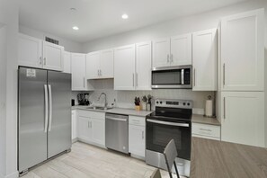 Private kitchen - Cozy One Bedroom Oldtown EV Charger Shared Space (Scottsdale)