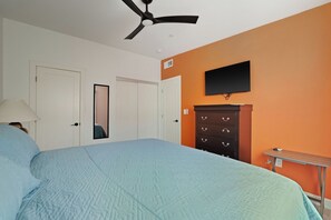 Iron/ironing board, WiFi, bed sheets - Cozy One Bedroom Oldtown EV Charger Shared Space (Scottsdale)