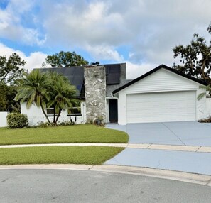 Property grounds - Spacious 4-bedroom house in serene Tampa with AC comfort (Tampa)