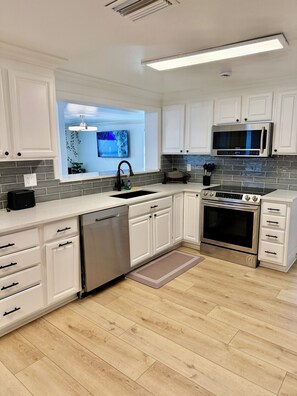 Private kitchen - Spacious 4-bedroom house in serene Tampa with AC comfort (Tampa)