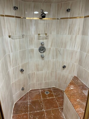 Hair dryer, towels, soap, shampoo - Waterfront 1-Bedroom Retreat w/ NYC Views, Game Room & Sauna (North Bergen)