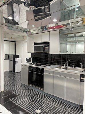 Microwave, stovetop, paper towels - Waterfront 1-Bedroom Retreat w/ NYC Views, Game Room & Sauna (North Bergen)
