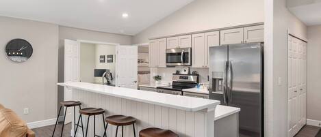 Réfrigérateur, micro-ondes, four, plaque de cuisson