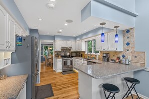 Fridge, microwave, oven, stovetop - The Shawnee Smart Estate-Sleeps 10+ (Shawnee)