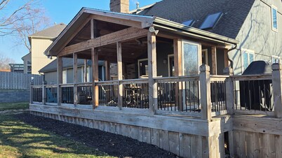Spacious 4-bedroom house in lovely Shawnee Sleeps 10