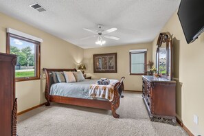 4 bedrooms, desk, iron/ironing board, travel cot - The Shawnee Smart Estate-Sleeps 10+ (Shawnee)