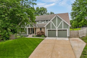 Exterior - The Shawnee Smart Estate-Sleeps 10+ (Shawnee)