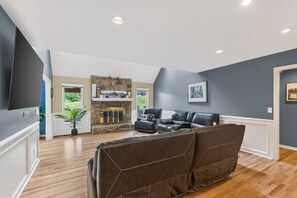Smart TV, fireplace, books - The Shawnee Smart Estate-Sleeps 10+ (Shawnee)