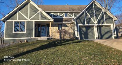 Spacious 4-bedroom house in lovely Shawnee Sleeps 10