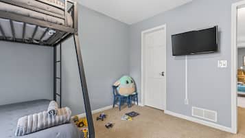 4 habitaciones, escritorio y tabla de planchar con plancha