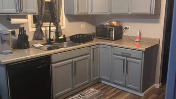 Réfrigérateur, four à micro-ondes, un four, surface de cuisson