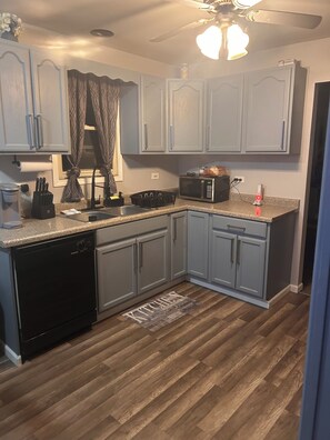 Køleskab, mikrobølgeovn, ovn, kogeplade