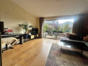 Living area - Lovely family home on the edge of the forest, close to the beach and the city! (Santpoort-Zuid)