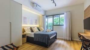 A modern bedroom with a bed, bedside tables, a desk, and a window with curtains. - High-standard Studio 800m From the Metro Ihl0501 (São Paulo)